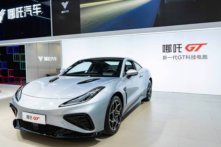 成都165哪吒汽车在智能汽车领域的表现，领途汽车在新能源汽车市场中的影响力